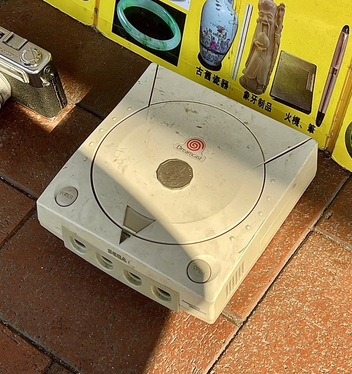 jamesfmackenzie's tweet image. There are still bargains out there!
Before and After! The $10 roadside Dreamcast. 馃槑