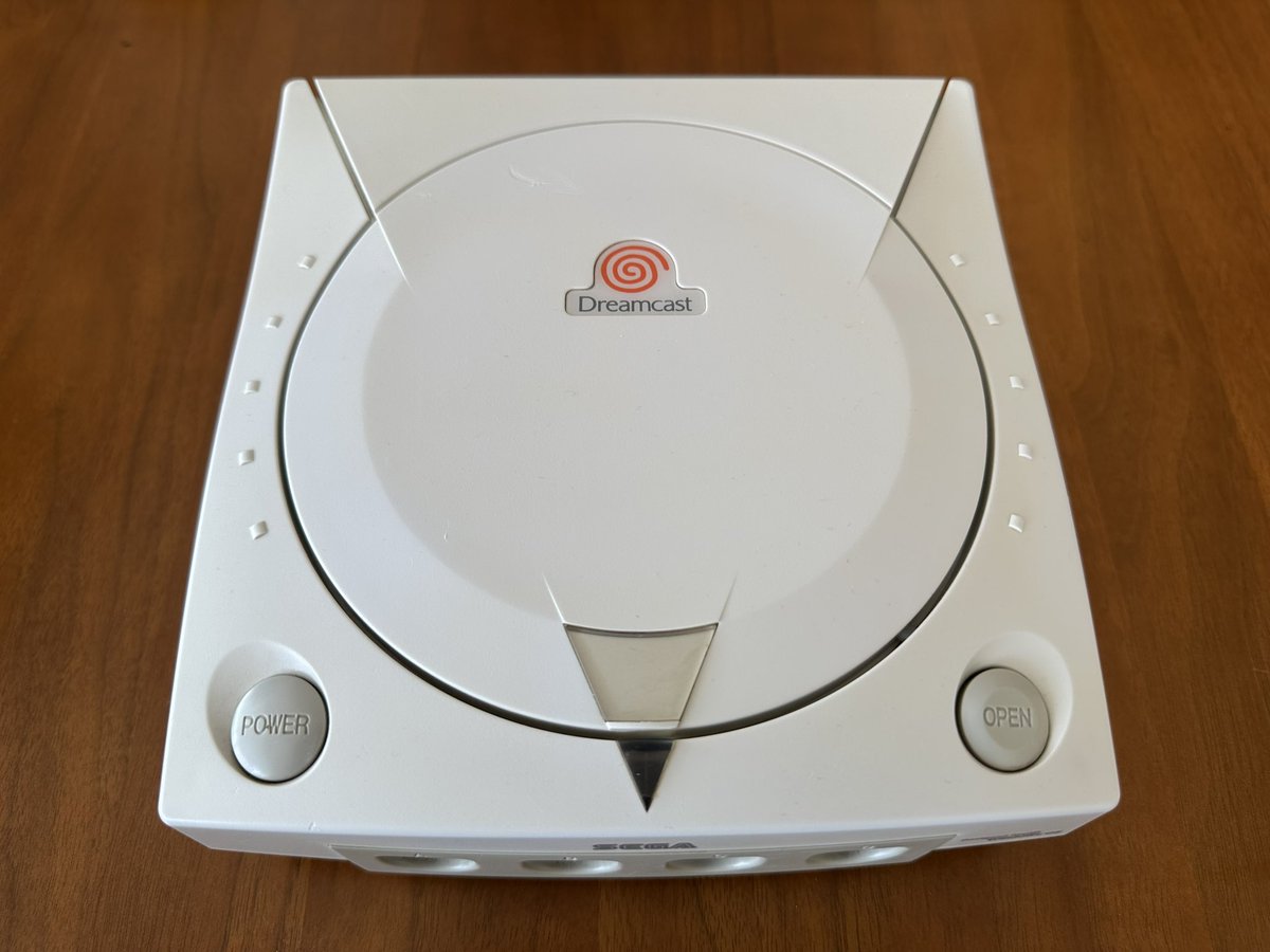 jamesfmackenzie's tweet image. There are still bargains out there!
Before and After! The $10 roadside Dreamcast. 馃槑