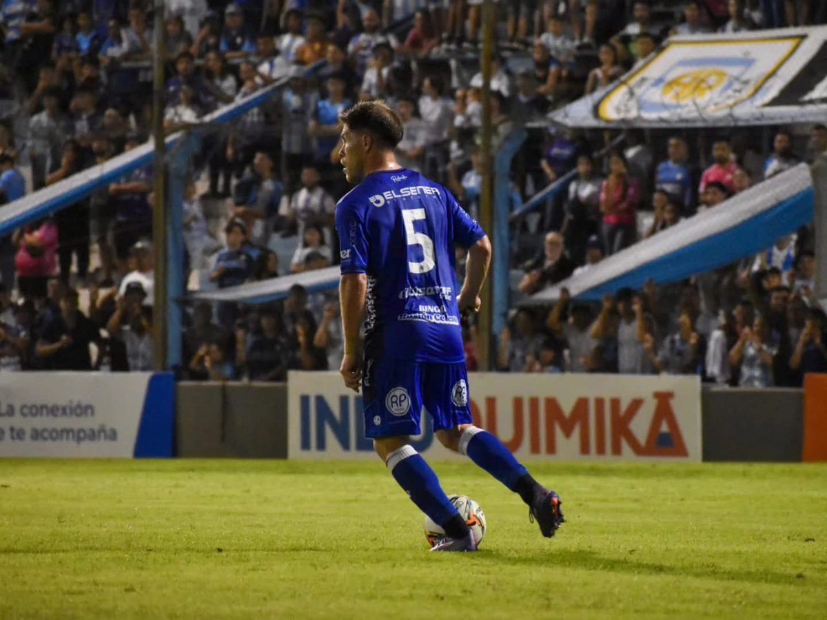 Pato99R's tweet photo. Mi vieja anoche: QUE HACES PELOTUDO?? ENTRA QUE TE ESTAS MOJANDO TODO

Yo en el medio del patio tirándome a barrer y recuperando pelotas mientras pienso que soy el Colo Soloa: https://t.co/8AhCYhZIRp