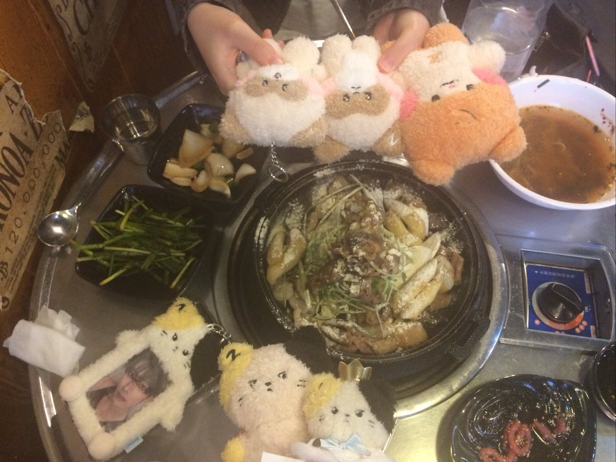 📍천사곱창 홍대점

리키땜에 처음으로 곱창도전해봣어요♡
비주얼땜에 못 먹었었는데 먹어보니까 생각보다 맛있었던💕곱창이 맛있는 줄 몰랏어.

#리키_션_르콰일러
#리키_혼자_다_했다