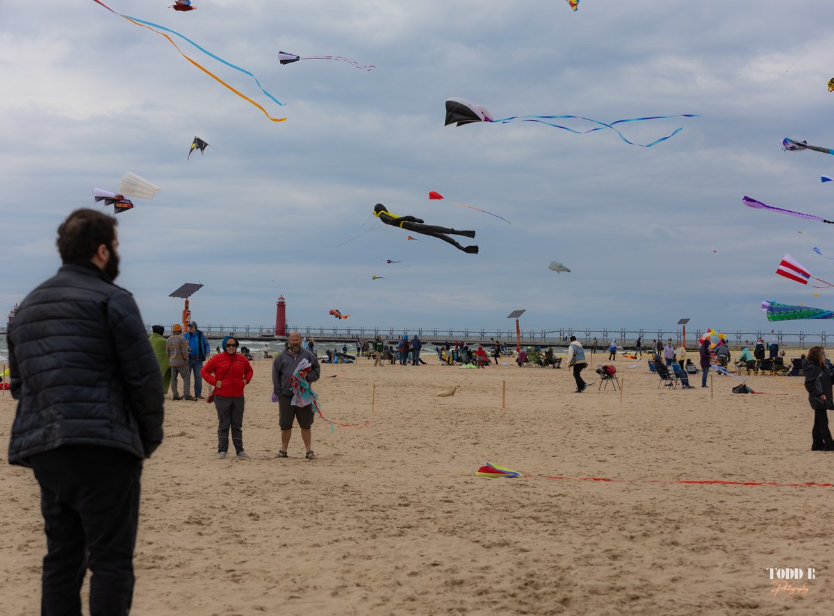 TiltedImage1's tweet image. Took some shot's at the kite festival in grand haven.

#grandhavenmi #kitelife #puremichigan #Michigan #greatlakes #canon #photography2025 #photography #outdoors #stateparks
