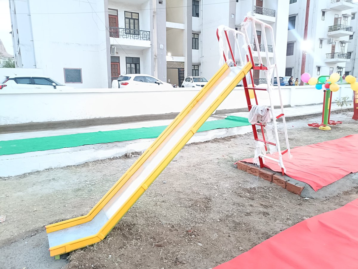 #SPLalitpur <a href="/IPSMdMustaque/">Md Mustaque IPS</a> द्वारा ललितपुर पुलिस को दी गयी एक और नई सौगात । 
➡️ रिजर्व पुलिस लाइन्स, ललितपुर परिसर में नवनिर्मित चिल्ड्रेन पार्क का बच्चो से फीता कटवाकर किया गया भव्य उद्घाटन ।