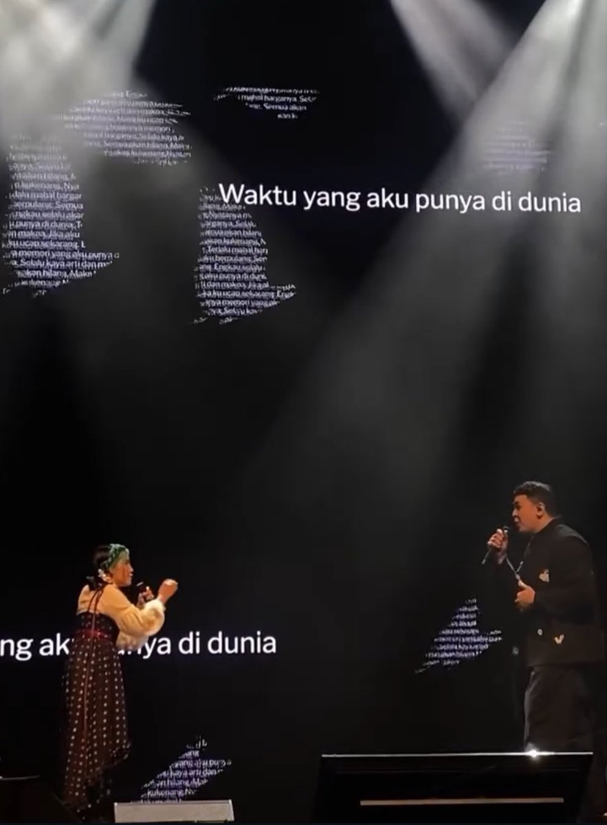 swr4j's tweet photo. Sekarang, dia bukan cuma jadi penyanyi. Tapi udah sepanggung sama idolanya sendiri.
Dan bahkan bawain lagu ciptaannya bareng Tulus. Gila sih… itu mimpi yang beneran kejadian. https://t.co/hBPV3ejuJd