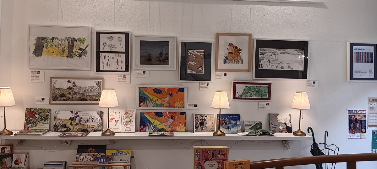 akiarabooks's tweet photo. 🔴 Divendres 16 vam inaugurar aquesta fantàstica exposició amb originals de 9 il.lustrador(e)s d'AKIARA a la llibreria #LectorsalTren de Rubí!
#AnaSender #AlbaAzaola, #AlbertAsensio, #LauraBorràsDalmau, #VeronicaFabregat, #MarionaCabassa, #LucianoLozano, #ElenaVal i #LaiaDomènech https://t.co/zjhOdALQwq