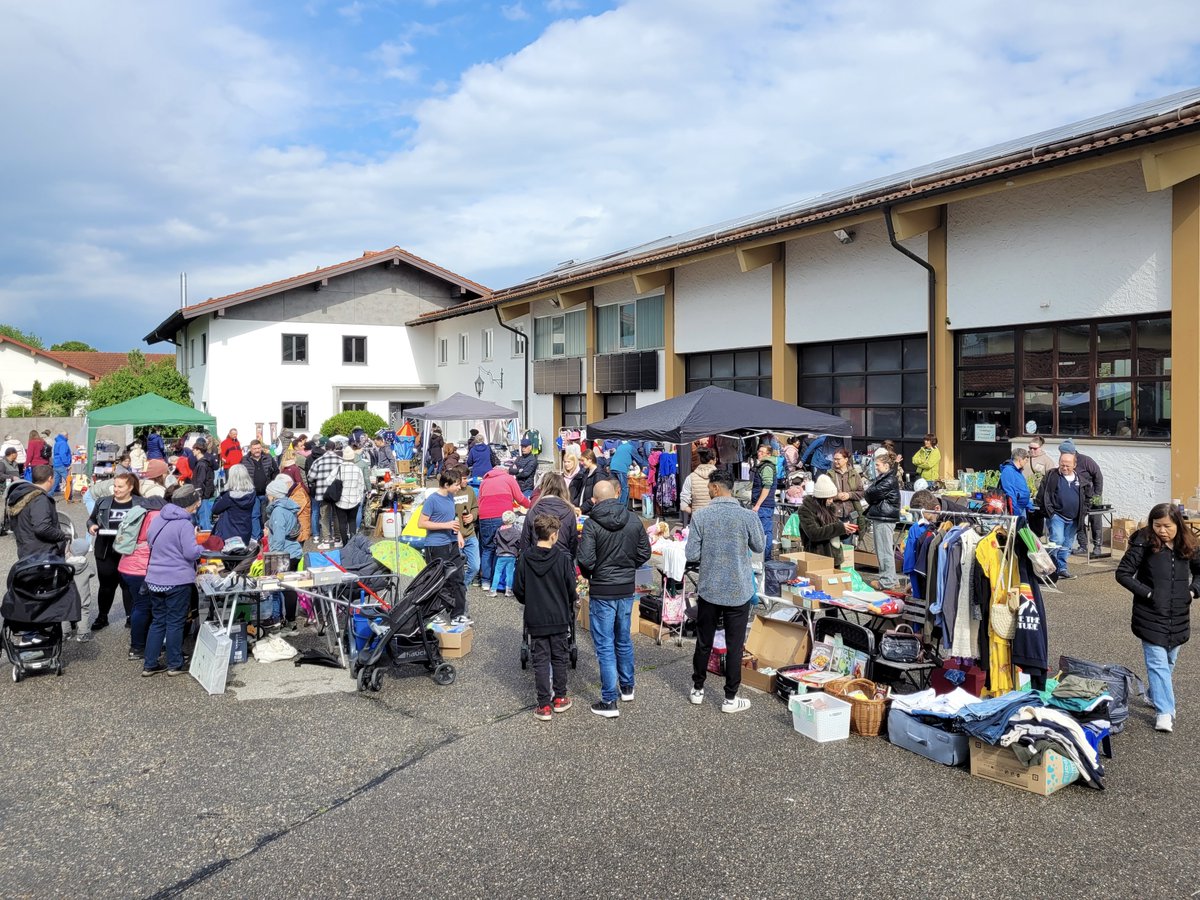 Reinthaler_G's tweet photo. Heute fand die mittlerweile dritte Ausgabe des Eiselfinger Dorf-Flohmarkts statt. Sämtliche Standgebühren fließen als Spenden in diesem Jahr an den Förderverein der Grund- und Mittelschule #Eiselfing.
#Flohmarkt #Nachhaltigkeit https://t.co/dpXTC6o9n2