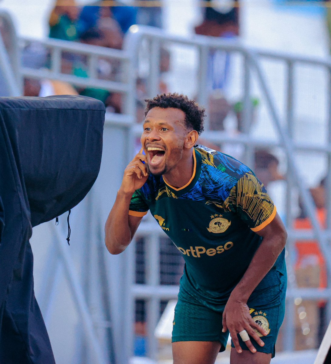YoungAfricansSC's tweet photo. Simu zimeita, Tanga Rahaaaaaa

Mudaaaaaa⚽️ https://t.co/RNh2VgdsYM