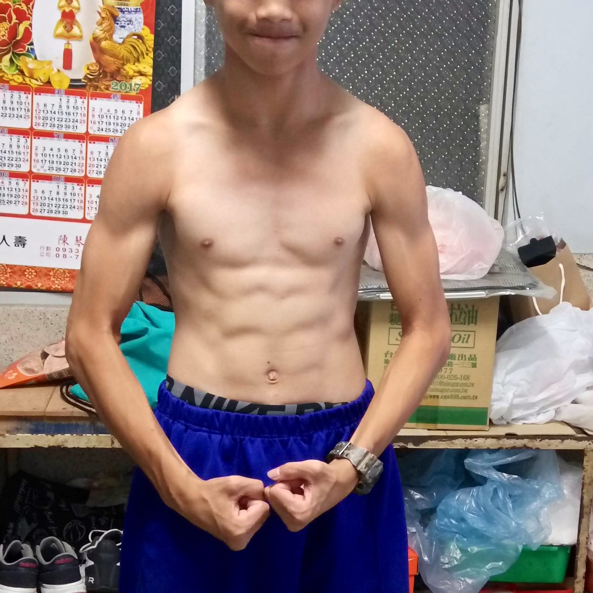 zxc930802's tweet photo. 國中的身材 瘦到靠杯 https://t.co/e4vDxUMSjj