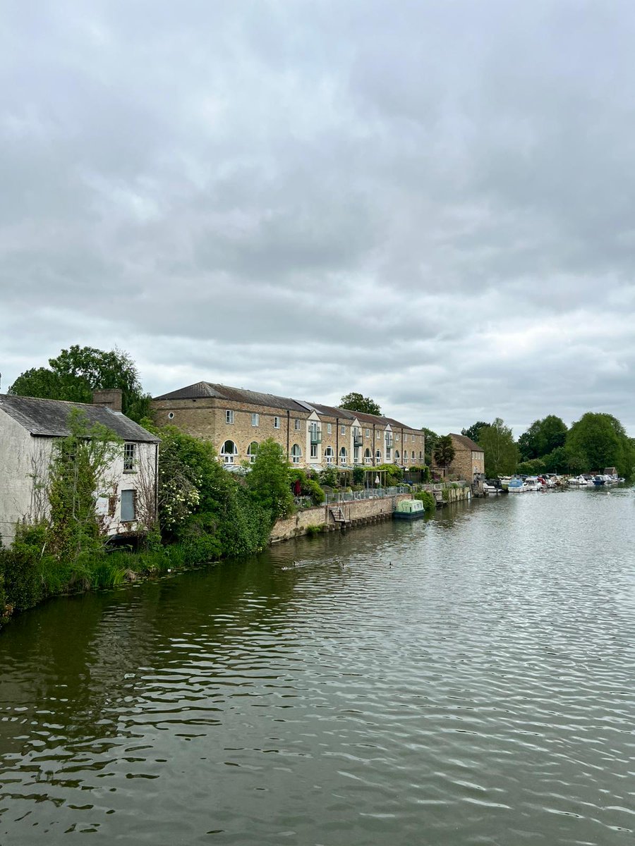 Beautiful England 🇬🇧 Wherever there's water, I'm relaxed. Who else finds water instantly relaxes them? 

I'm dreaming but a little boat and a riverside cottage is ugh, a divine thought.