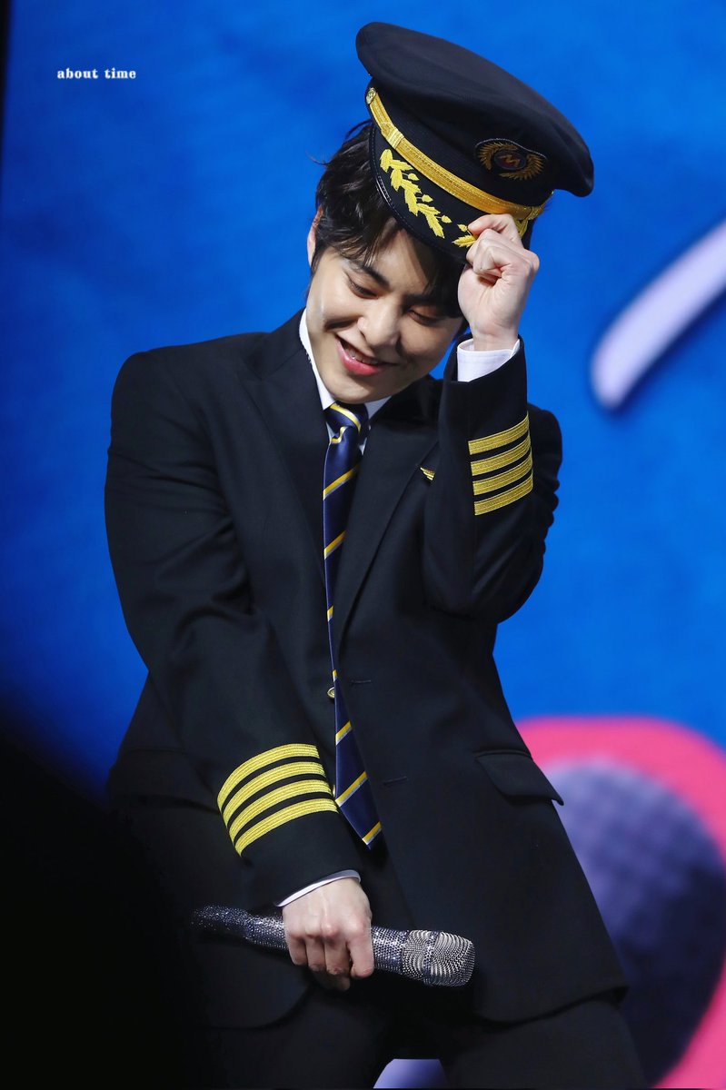 AboutTime326's tweet photo. 20250517 2025 XIUMIN FAN CONCERT 
< X Times ( ) > in MACAU

風騷機長暫告一段落👨‍✈️
明天我繼續放上其他的造型🤗

#XIUMIN #시우민 #김민석 https://t.co/nqyLqWS62P