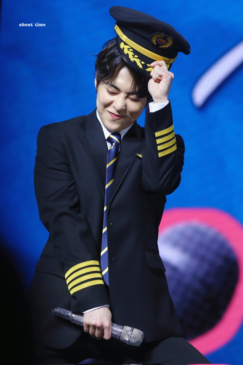 AboutTime326's tweet photo. 20250517 2025 XIUMIN FAN CONCERT 
< X Times ( ) > in MACAU

風騷機長暫告一段落👨‍✈️
明天我繼續放上其他的造型🤗

#XIUMIN #시우민 #김민석 https://t.co/nqyLqWS62P