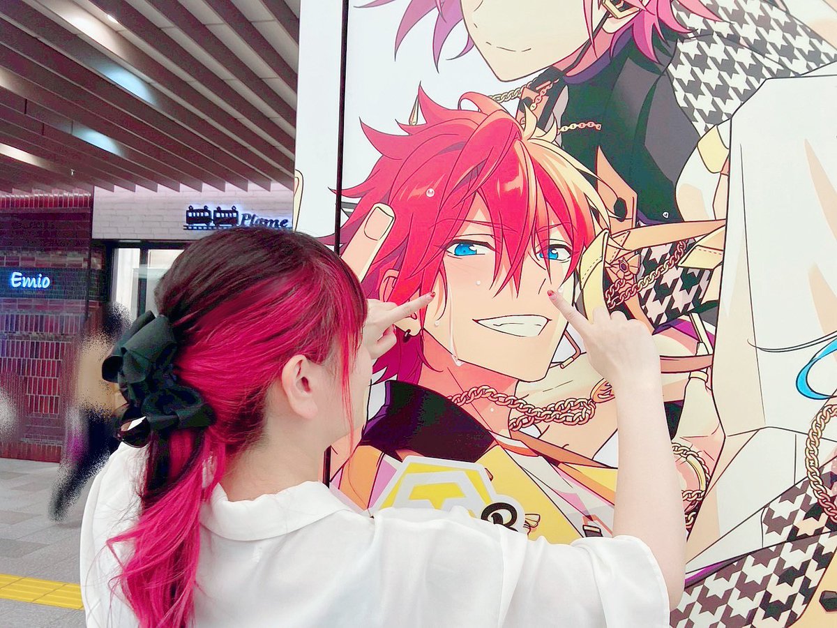 annu0518's tweet photo. 秋葉原で燐音くんのムービーと撮りたかったのに準備しながら見上げたら燐音くんがいなくてびっくりしてるわたしと、西武線ビオレで指の位置を間違えてぷにじゃなくて鼻に指つっこもうとしてるわたしを載せておきます🙂

わちゃわちゃしてめちゃくちゃ笑った、とてもいい誕生日だったねおめでとう🙌 https://t.co/RZCW215NLs