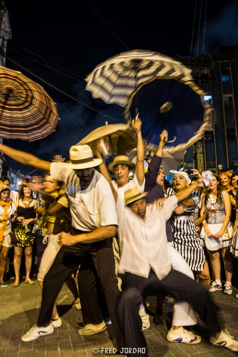 Toda quinta pré-carnaval, os Guerreiros do Passo dançam frevo numa rua do Centro Recife como se fosse 1900 e bolinhas, abrindo o desfile do clube Escuta Levino. Agora, essa memória viva do frevo chegou ao mundo em Cannes. 🥺