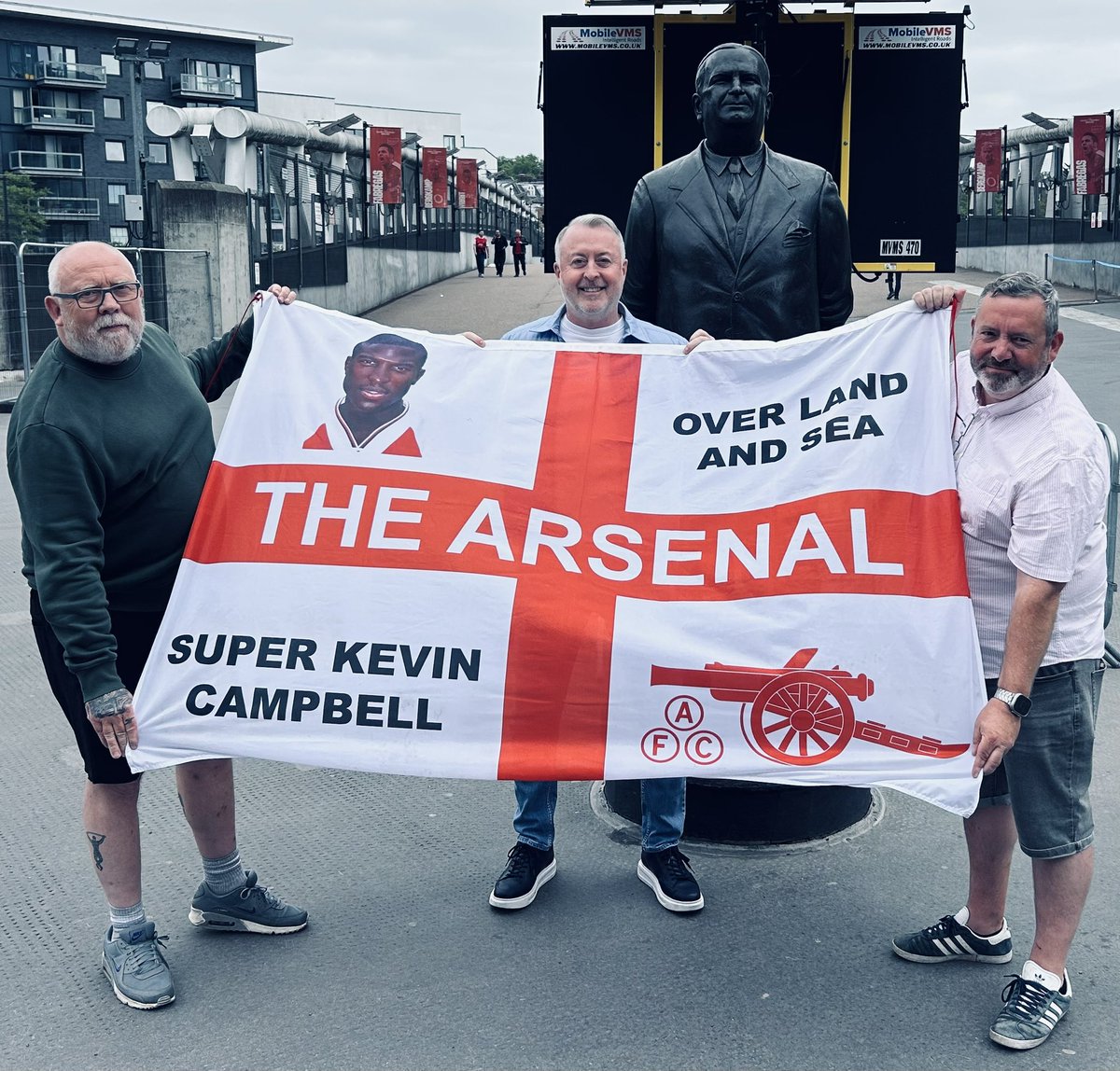 <a href="/GoonerHillsy/">Hillsy-the-Gooner</a> Thabk you so much for in-trusting me and <a href="/KJCfoundation/">The Kevin Campbell Foundation</a> with this now iconic flag.  It will be treasured and brought out for special occasions. Let’s get the win today for Kevin 🔴🔴🔴👊🏻