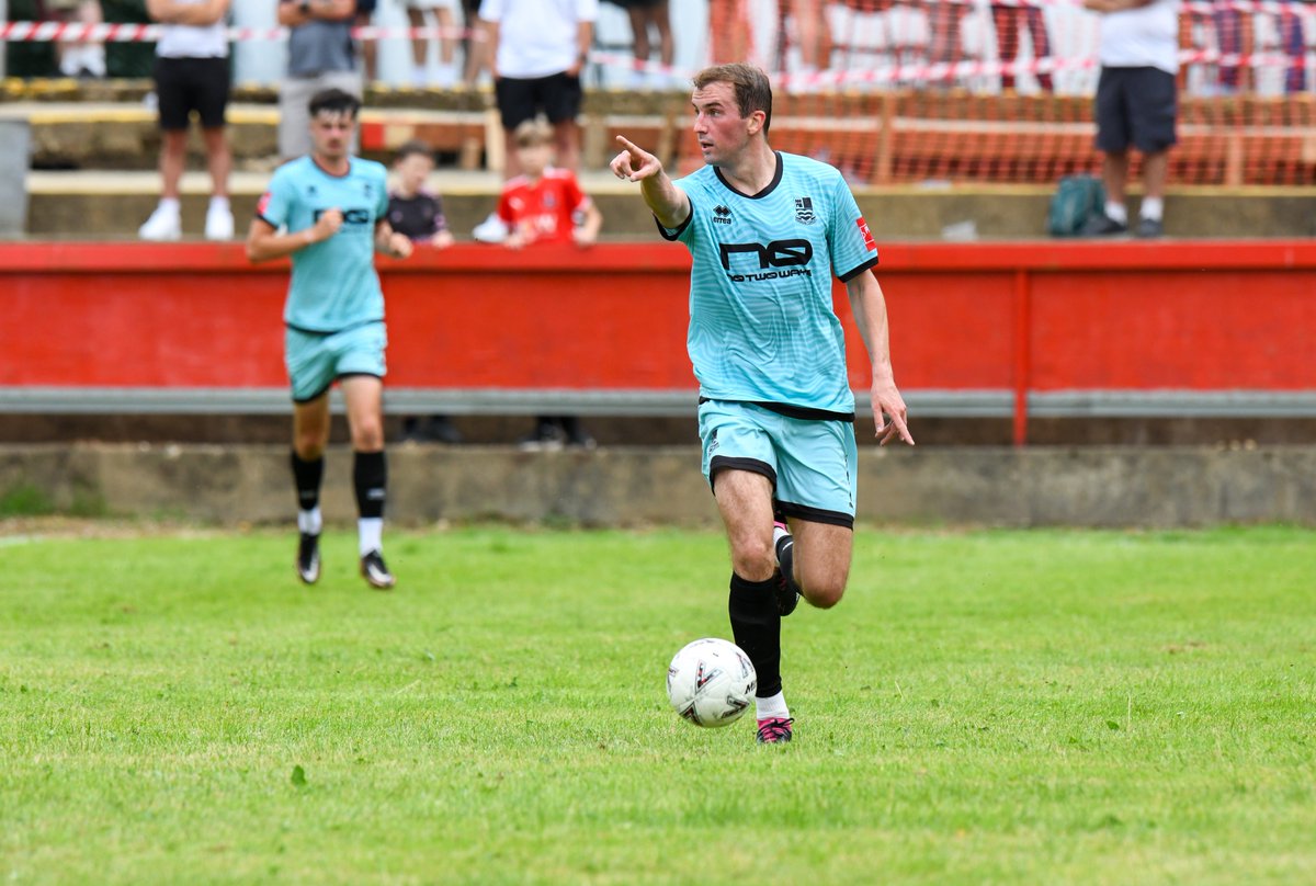 👋 𝗪𝗔𝗧𝗘𝗥𝗦 𝗗𝗘𝗣𝗔𝗥𝗧𝗦

We can confirm that midfielder Mark Waters will be moving on from Farnham Town this summer, and leaves with the best wishes of everyone associated with the Club.

After making the brave decision to drop down two tiers to join us in Step 5 back in