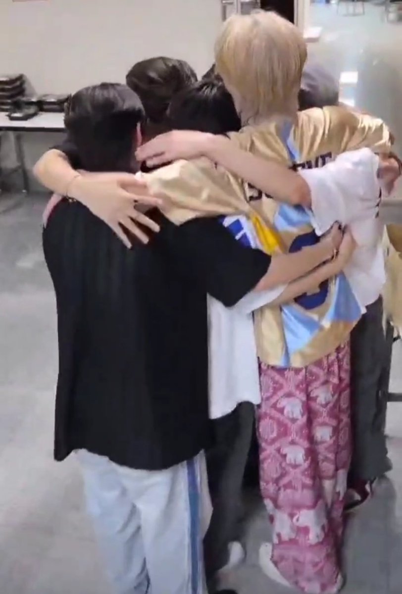 Parnprt_'s tweet image. โนอึลดูเป็นพี่ใหญ่ ดูสูง 215.7 เซนเลยอ่ะ

พี่ใหญ่ 2 ขวบ 6 เดือน ของน้องม๋าเด็กทั้ง 5 คน  2 ขวบ

ไม่อยากให้อึลโต อยากเลี้ยงไปเรื่อยๆ

NOEUL S2 FANCON 2025
#NoeulEternityS2Fancon
#Project_Howls #S2TheSunset 
#NoeulNuttarat