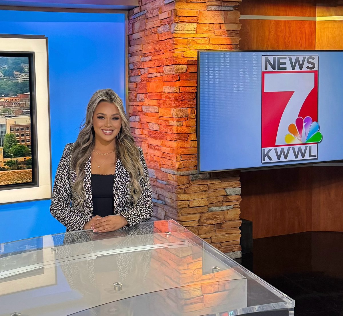 rayagurl77's tweet image. ✨ SURPRISE ✨
NBC News Anchor reporting for duty🎙️ 
So life is pretty crazy to say the least, but all I can say is I’m so grateful for this opportunity! And yes, while I’ll be reporting news you can still catch me Friday &amp;amp; Saturday nights for some football in Cedar Rapids, IA🏈
