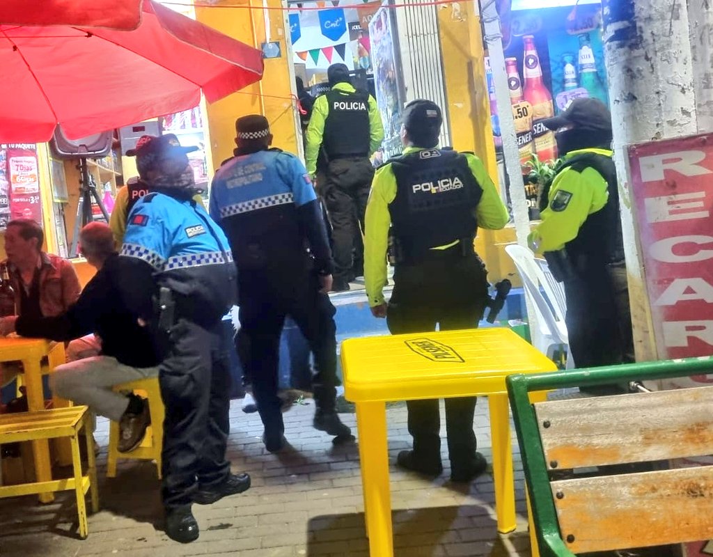 agentesdequito's tweet photo. 👮🏻🚨 #OperativoDeControl | Durante esta madrugada realizamos operativos interinstitucionales en toda la ciudad donde realizamos el control de:
🥴 Libadores
🪪 Verificación de LUAE
🏘️ Uso adecuado del espacio público
🧏🏻♀️Cumple la normativa y evita sanciones
#SomosAgentesDeQuito https://t.co/wagic1cYvx