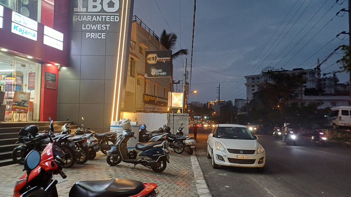 Amarthya1124's tweet photo. Wall and shed, built literally on top of footpath. And sticking to electricity pool.
What are you doing?? Eating money??
Now footpath encroachment next is road.
@BBMPCOMM 
@BBMPofficial 
@ICCCBengaluru 
@blrcitytraffic
Not just registering complaints,solve those, this is 2nd time https://t.co/aTX4YO6pPq