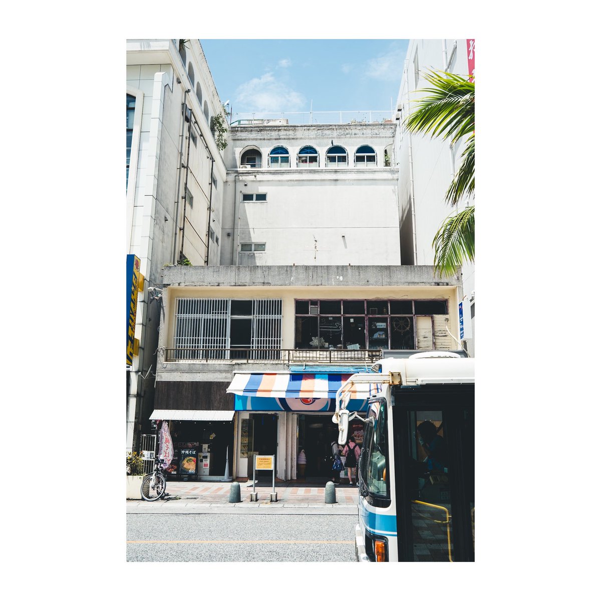 Frogskins_'s tweet photo. 国際通りの新旧入り混じる感じが凄まじい
本当に昔からある建物はめちゃくちゃ古い。半分廃墟かなってのもある。
かと思えば新しいキラキラのホテルもあったりする

戦後から変わり続けてる場所だけど、これから先も多分ずっと国際通りなんだろうなって感じ。 https://t.co/EhKGAlFaHa