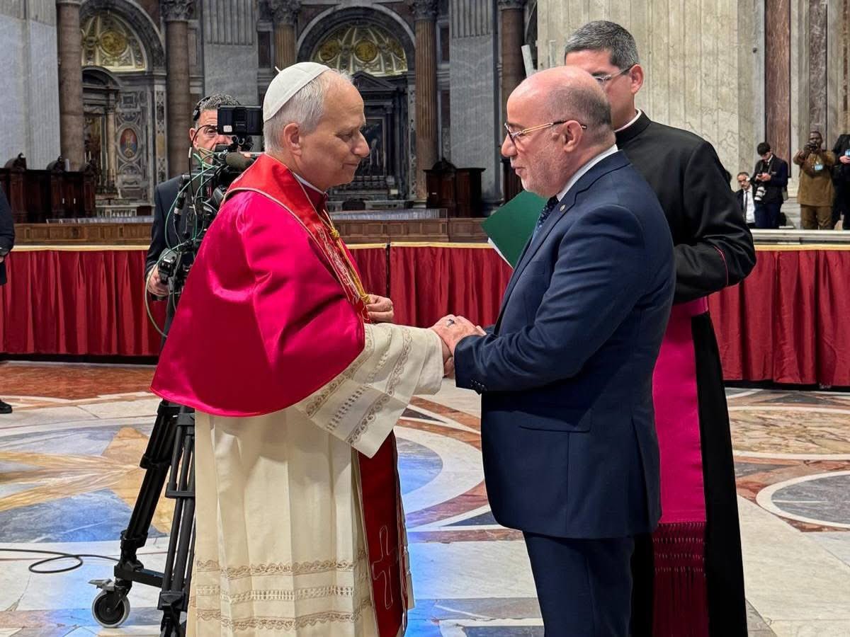algatedz's tweet image. Le ministre algérien des Affaires religieuses, le Dr Youcef Belmehdi, 🇩🇿présente ses félicitations à Sa Sainteté le Pape #Léon_XIV lors de la cérémonie de son investiture aujourd'hui à l'État du #Vatican.
#PapaLeoneXIV