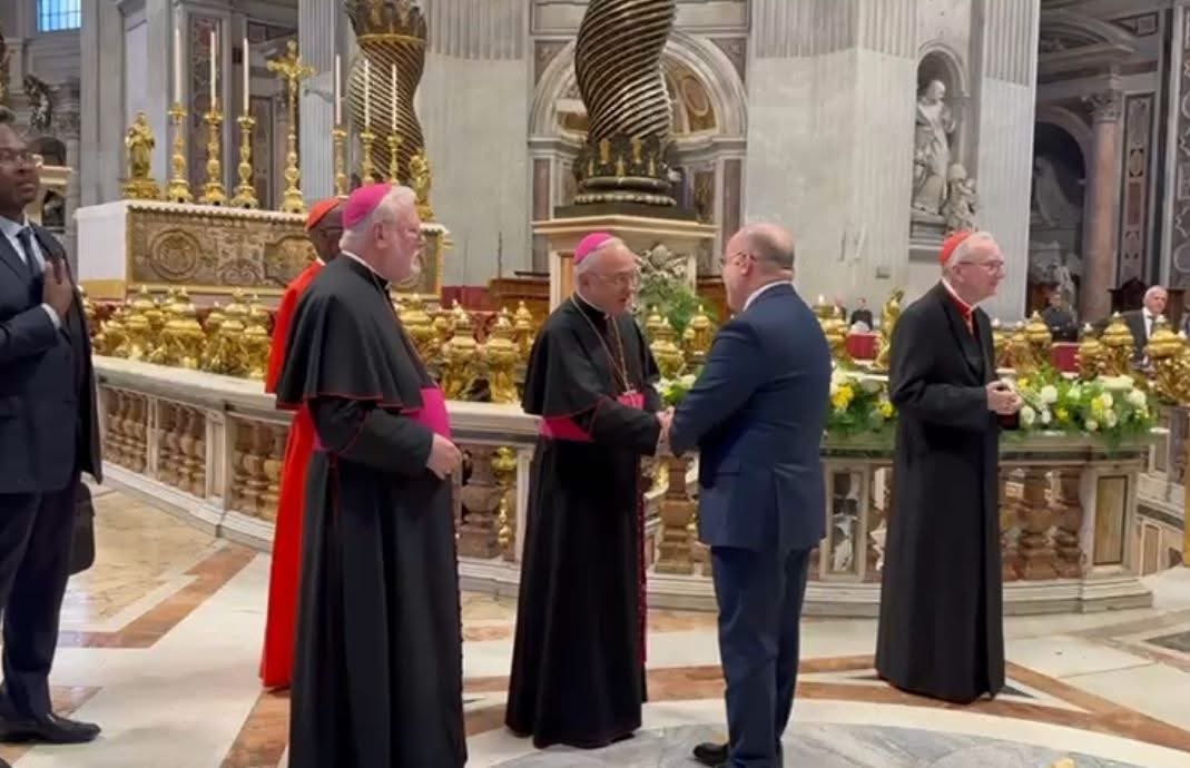 algatedz's tweet image. Le ministre algérien des Affaires religieuses, le Dr Youcef Belmehdi, 🇩🇿présente ses félicitations à Sa Sainteté le Pape #Léon_XIV lors de la cérémonie de son investiture aujourd'hui à l'État du #Vatican.
#PapaLeoneXIV