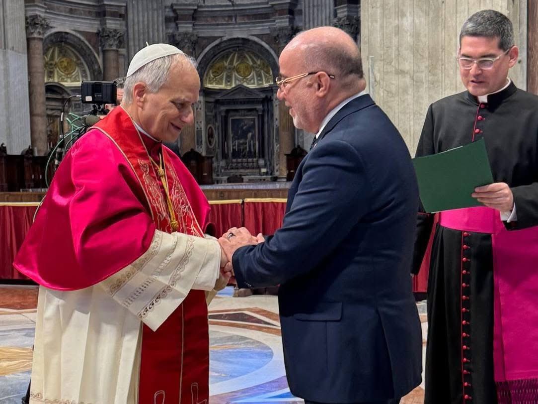algatedz's tweet image. Le ministre algérien des Affaires religieuses, le Dr Youcef Belmehdi, 🇩🇿présente ses félicitations à Sa Sainteté le Pape #Léon_XIV lors de la cérémonie de son investiture aujourd'hui à l'État du #Vatican.
#PapaLeoneXIV