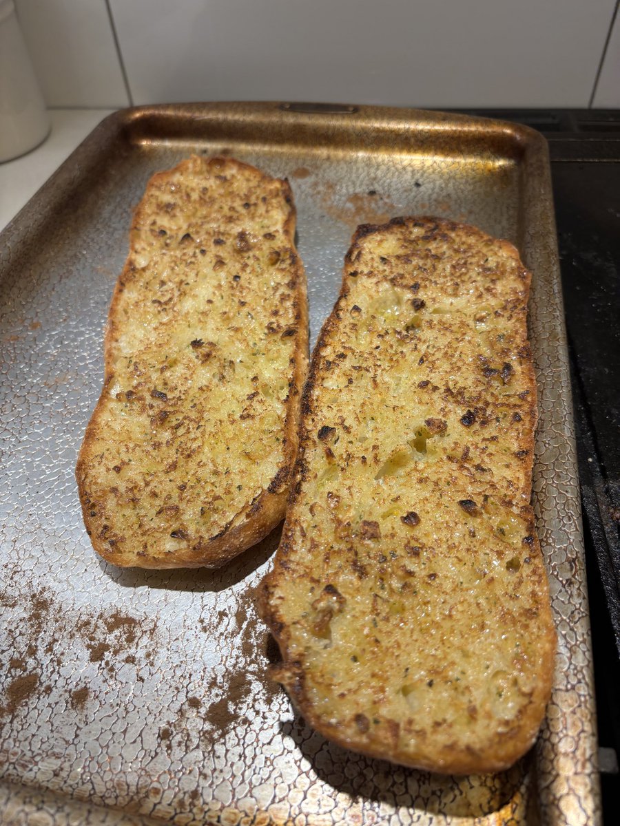 MrTommyCampbell's tweet photo. Spent the night noodling with my wife. Made a fresh bolognese and she baked garlic bread from scratch. Our kid likes to see the magic of turning humble ingredients into delicious and healthy meals. π π· #homecooking #pasta #dadsthatcook https://t.co/Zsk5Ab4smA