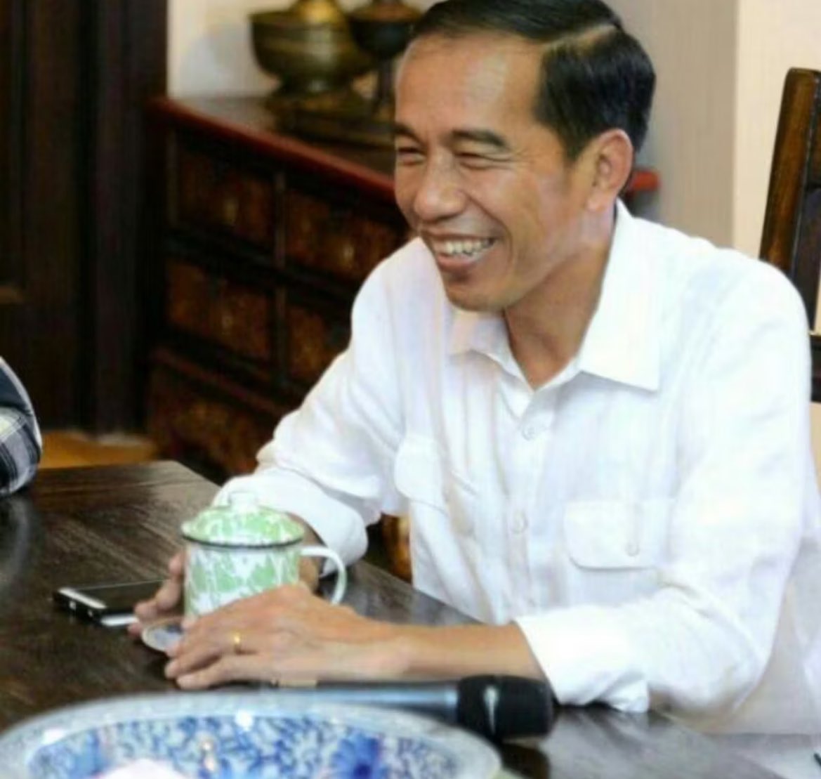 Yang dapet mug abah silakan claim ke saya. Testimoni dari pak Jokowi langsung.