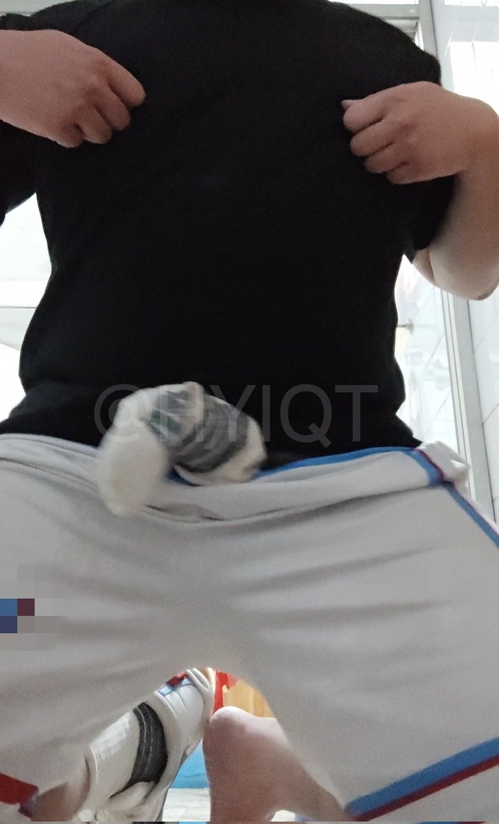 HYIQT_'s tweet photo. 穿上直男的全套原味
就像夺舍他了一样
可以用他的身体做一些奇怪的事🤤
从球场驰骋的直男变成跪地的骚狗
只能套上穿了一天的球袜来讨好主人🥵 https://t.co/Q0zY3hgZmi