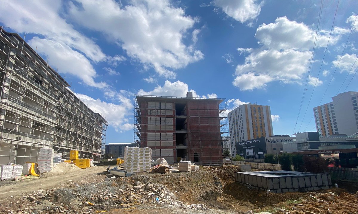 🔹️Millî Eğitim Müdürümüz Murat Mücahit Yentür, Temel Eğitim Yatırım Programı kapsamında Bağcılar ilçemiz 15 Temmuz Mahallesi, 3188 ada, 15 parsel sayılı taşınmaz üzerine yapımı devam eden 32 derslikli ilkokul ve 32 derslikli ortaokul inşaatları ile hayırsever işadamı Haşmet