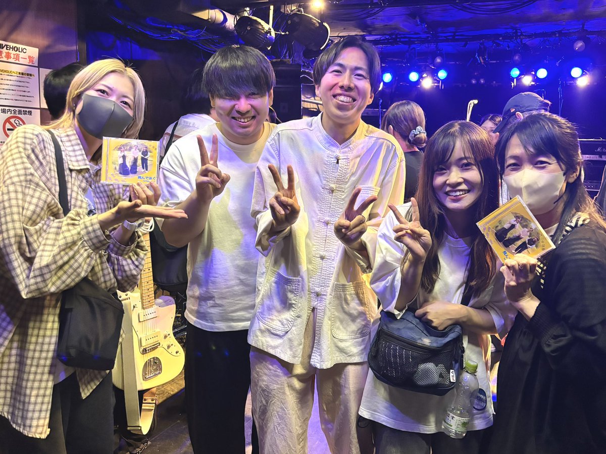 記念すべきCDの1号2号になれたので今から古参ぶろうと思い撮っていただきました😂

良い曲ばっかりなのにCD破格すぎてびっくりしたので、気になった方はぜひ物販にお立ち寄りください🏃‍♂️)))