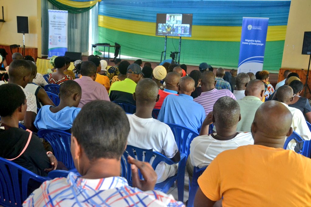 Nyarugenge District (@nyarugenge) on Twitter photo Umunyamabanga Uhoraho muri <a href="/RwandaGender/">Ministry of Gender & Family Promotion | Rwanda</a> <a href="/MBatamuliza/">BMireille</a> yifatanyije n'abaturage ba <a href="/Kimisagara_Sect/">KimisagaraSector</a> mu Mugoroba w'Imiryango.
Uyu munsi ibikorwa by'Umugoroba w'Imiryango byahujwe no kwizihiza Umunsi mpuzamahanga wahariwe Imiryango Umunyamabanga Uhoraho muri <a href="/RwandaGender/">Ministry of Gender & Family Promotion | Rwanda</a> <a href="/MBatamuliza/">BMireille</a> yifatanyije n'abaturage ba <a href="/Kimisagara_Sect/">KimisagaraSector</a> mu Mugoroba w'Imiryango.
Uyu munsi ibikorwa by'Umugoroba w'Imiryango byahujwe no kwizihiza Umunsi mpuzamahanga wahariwe Imiryango