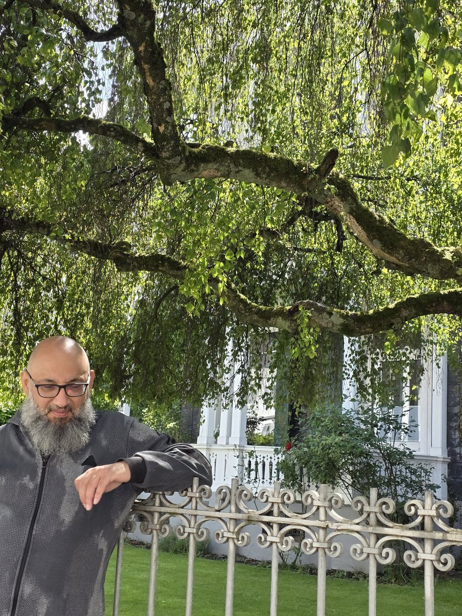 “Şunu iyi bil ki, sana Allah'ı hatırlatan, seni inciten, gizlice Allah'a yalvartan dert; dünya mülkünden, saltanatından daha iyidir.”

Mesnevi, Mevlana Celaleddin Rumî