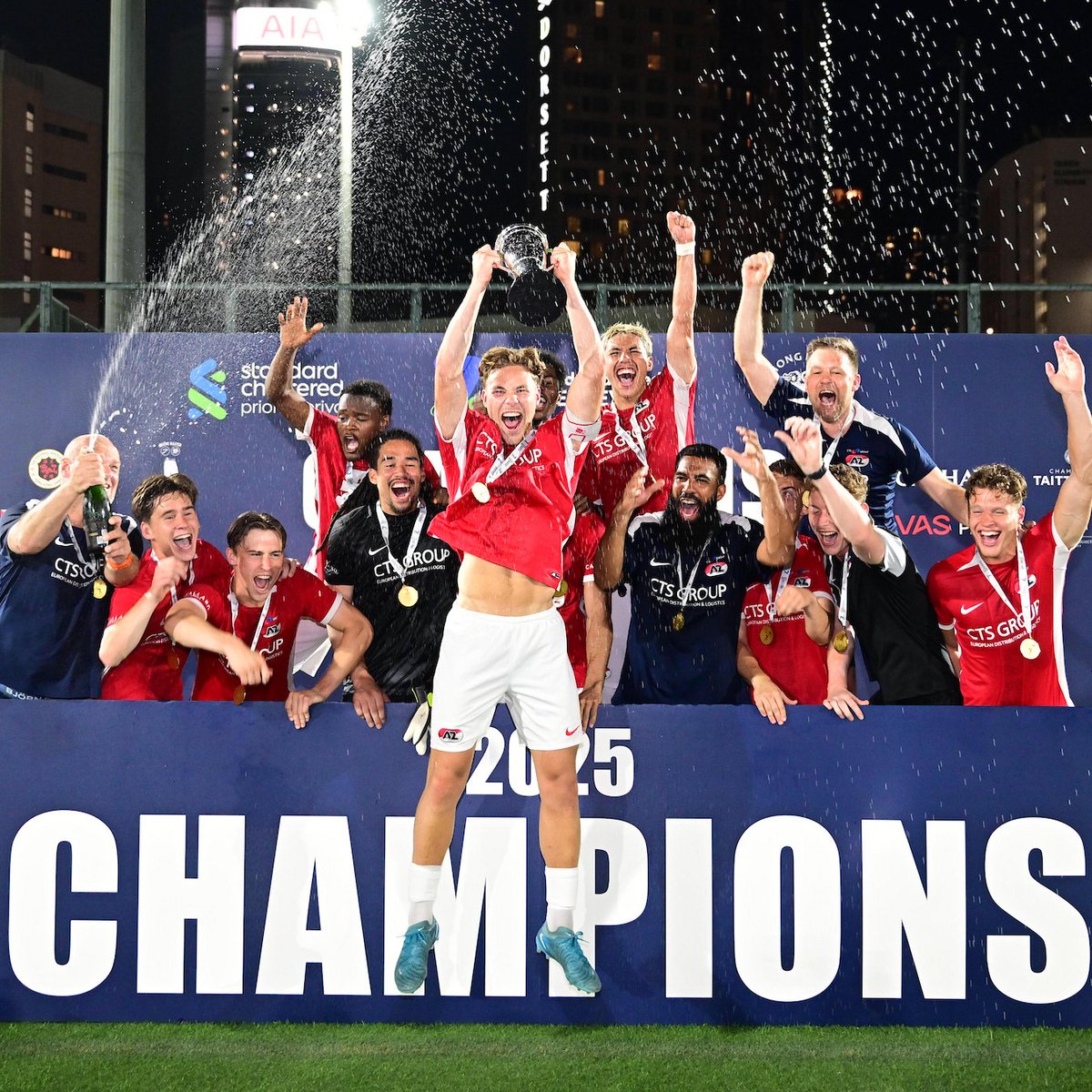 AZ Jeugdopleiding (@azjeugd) on Twitter photo 🏆 𝐓𝐎𝐔𝐑𝐍𝐀𝐌𝐄𝐍𝐓 𝐖𝐈𝐍𝐍𝐄𝐑𝐒!
🥇 AZ kroont zich tot kampioen van het Soccer Sevens-toernooi na een overwinning in de finale op titelhouder Brighton & Hove Albion.
📲 Meer info: tinyurl.com/azhongkong
#AZAlkmaar #hksoccer7s #HongKong #TheFutureIsOurs <a href="/hksoccersevens/">HK Soccer Sevens</a> 🏆 𝐓𝐎𝐔𝐑𝐍𝐀𝐌𝐄𝐍𝐓 𝐖𝐈𝐍𝐍𝐄𝐑𝐒!
🥇 AZ kroont zich tot kampioen van het Soccer Sevens-toernooi na een overwinning in de finale op titelhouder Brighton & Hove Albion.
📲 Meer info: tinyurl.com/azhongkong
#AZAlkmaar #hksoccer7s #HongKong #TheFutureIsOurs <a href="/hksoccersevens/">HK Soccer Sevens</a>
