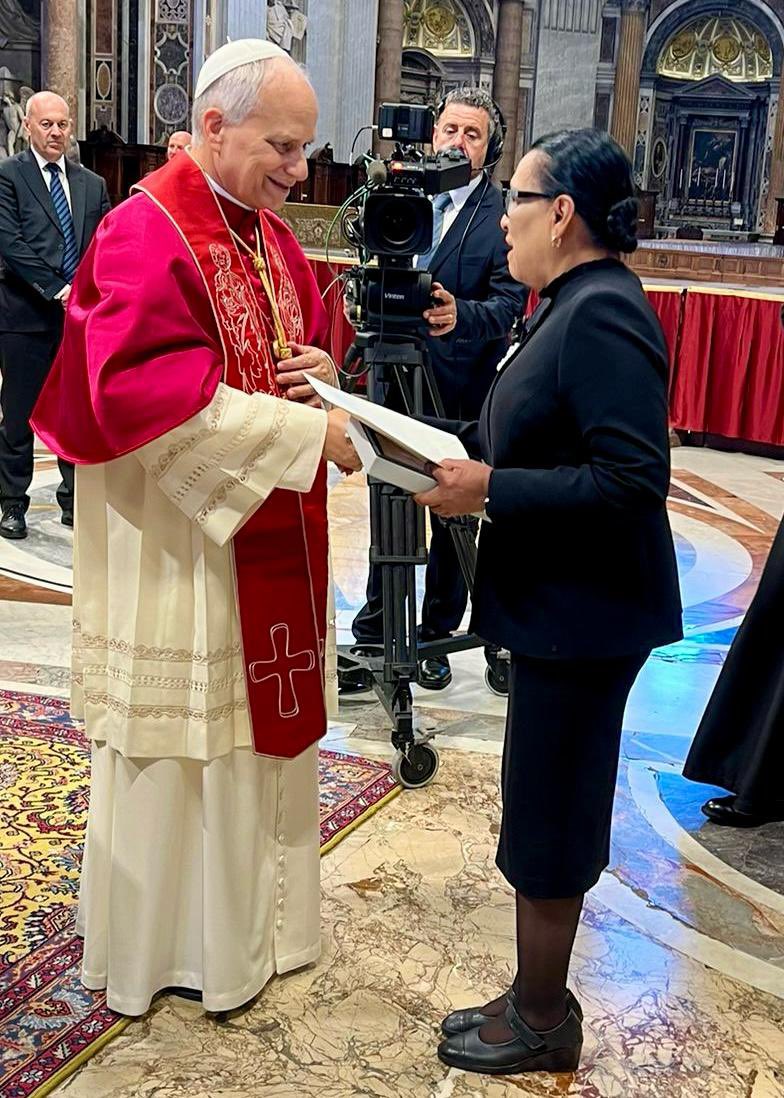 luzelenachavez8's tweet photo. .@Pontifex_es su Santidad sepa usted que México está inmerso en la oscuridad de un expresidente, Andrés Manuel López Obrador, que entregó al país a los cárteles de la droga provocando un genocidio que su sucesora no puede parar, primero, porque @Claudiashein  piensa igual que quien la impuso y, segundo, porque están a punto de convertir a nuestro país en una dictadura.
No está de más decirle que la señora que nos gobierna no cree en Dios, como lo confesó en entrevistas. En campaña usó la imagen de nuestra Virgen de Guadalupe en una falda y como delegada de Tlalpan, mando destruir una iglesia con todas las reluquias, incluyendo al santísimo.
No fue a las exequias del Papa Francisco.
Su Santidad estoy segura que tiene conocimiento de lo que vivimos los mexicanos: corrupción, destrucción de nuestra democracia, colusión con el crimen organizado, desaparición forzada y muerte por todos los rincones de esta nación que es, en un alto porcentaje, las más católica de América Latina.
Si viene a México escuche a los mexicanos que han perdido hijos por falta de medicamentos, por la guerra entre los narcotraficantes, por los que han desaparecido y están sepultados en fosas clandestinas o convertidos en cenizas en crematorios que la presidenta niega cuando las madres buscadoras los han descubierto. Escuche al México herido, al que lucha por la justicia, al que lo respeta y reconoce como el sucesor del apóstol Pedro y al que ama profundanente a Dios en sus tres personas: Padre, Hijo y Espíritu Santo.