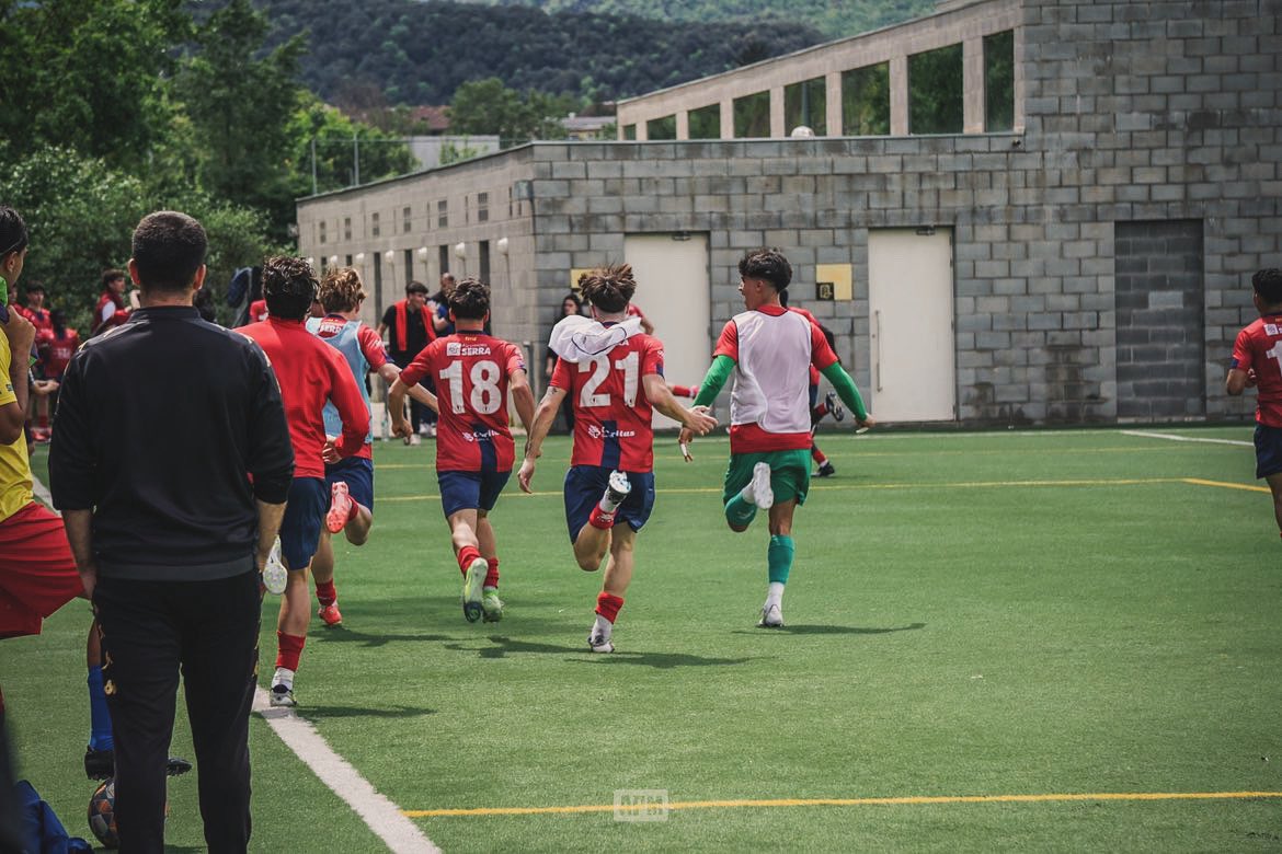 💣 FINAL A GAVÀ‼️ 

<a href="/EFGava/">Escola Futbol Gavà</a> 1-3 #JuvenilA

💥 Certifiquem la salvació en l'última jornada i 𝗰𝗼𝗻𝘁𝗶𝗻𝘂𝗮𝗿𝗲𝗺 𝘂𝗻 𝘁𝗲𝗺𝗽𝗼𝗿𝗮𝗱𝗮 𝗺𝗲́𝘀 a #LligaNacional

👏 Enhorabona a tots els jugadors i el cos tècnic!

🕊️ Sí, ho hem fet, Aniol. Va per tu! 

#PlanterUEO #OrgullOlotí