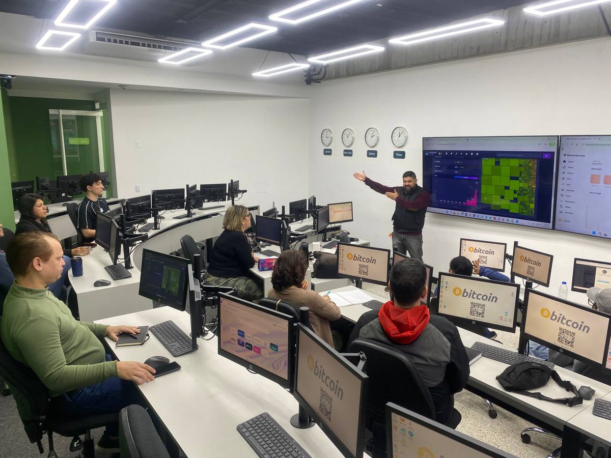 Criptoneros's tweet photo. Explicando que es un nodo, que es un nodo de #Bitcoin, #mempool, como se arman los bloques, la #pow, que es profundidad de bloque, calculo de dificultad, y mas en la 2da jornada de Minería del Diplomado Cripto de @academiabtcucab en el #cryptoroom @enlaucab MARAVILLOSO! https://t.co/dwn6NMeChW