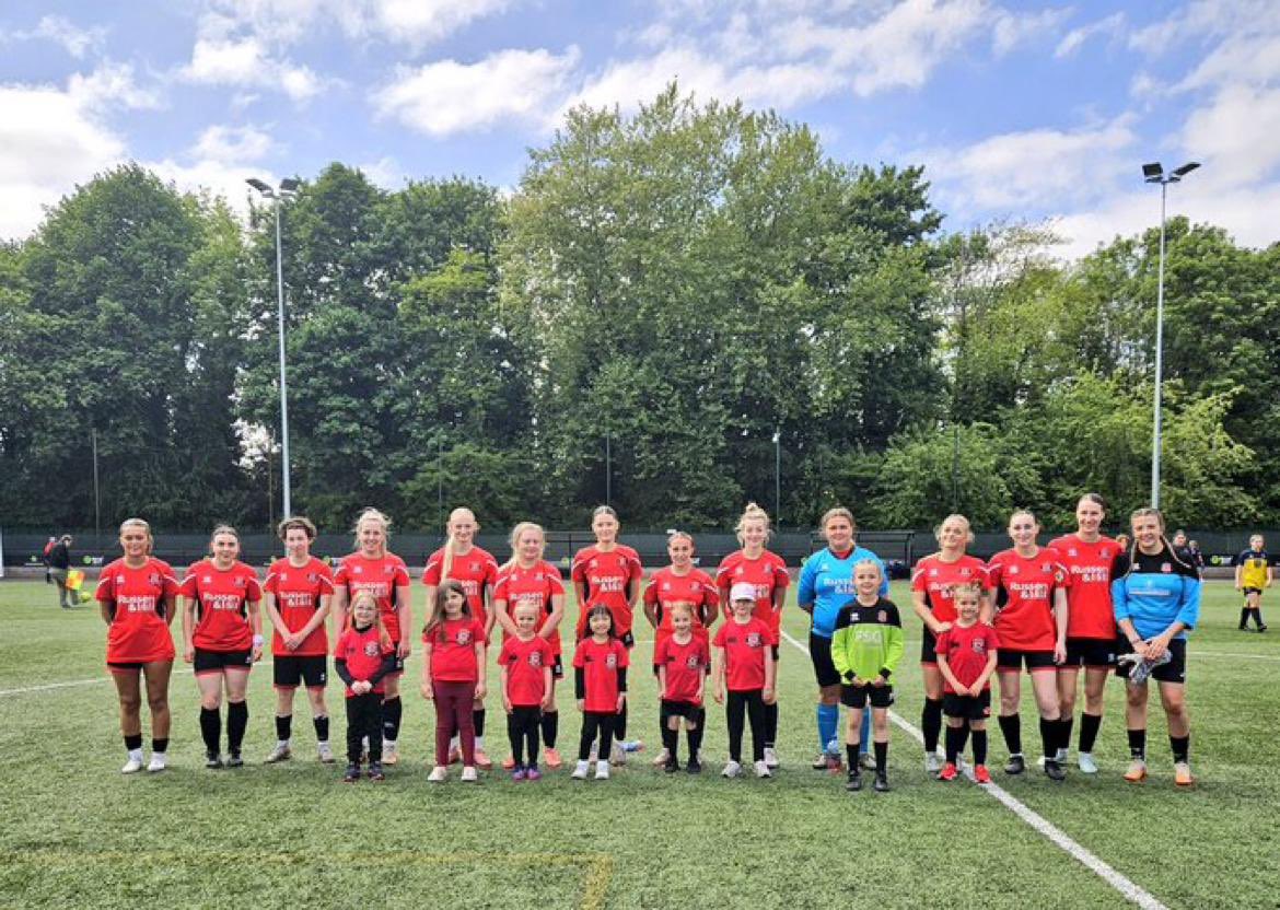 #thenorfolkreds lining up with some of Costessey Sports FC U6’s - a special moment.

We conclude a great season with a hard fought 2-1 win v UEA.

Goal and assist from Chelsea and a goal from Barney 👏. POM announced tomorrow.

Team 👊🔴⚫️.

#norfolkfootball