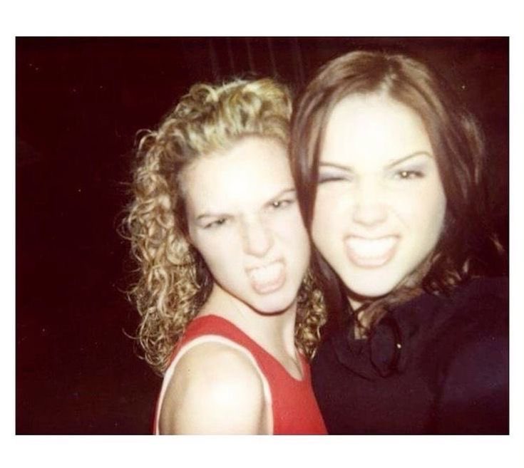 gneralkenobi's tweet image. peyton sawyer and brooke davis doing “😬”