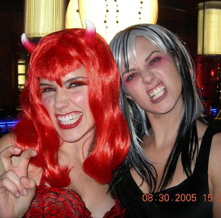 gneralkenobi's tweet image. peyton sawyer and brooke davis doing “😬”