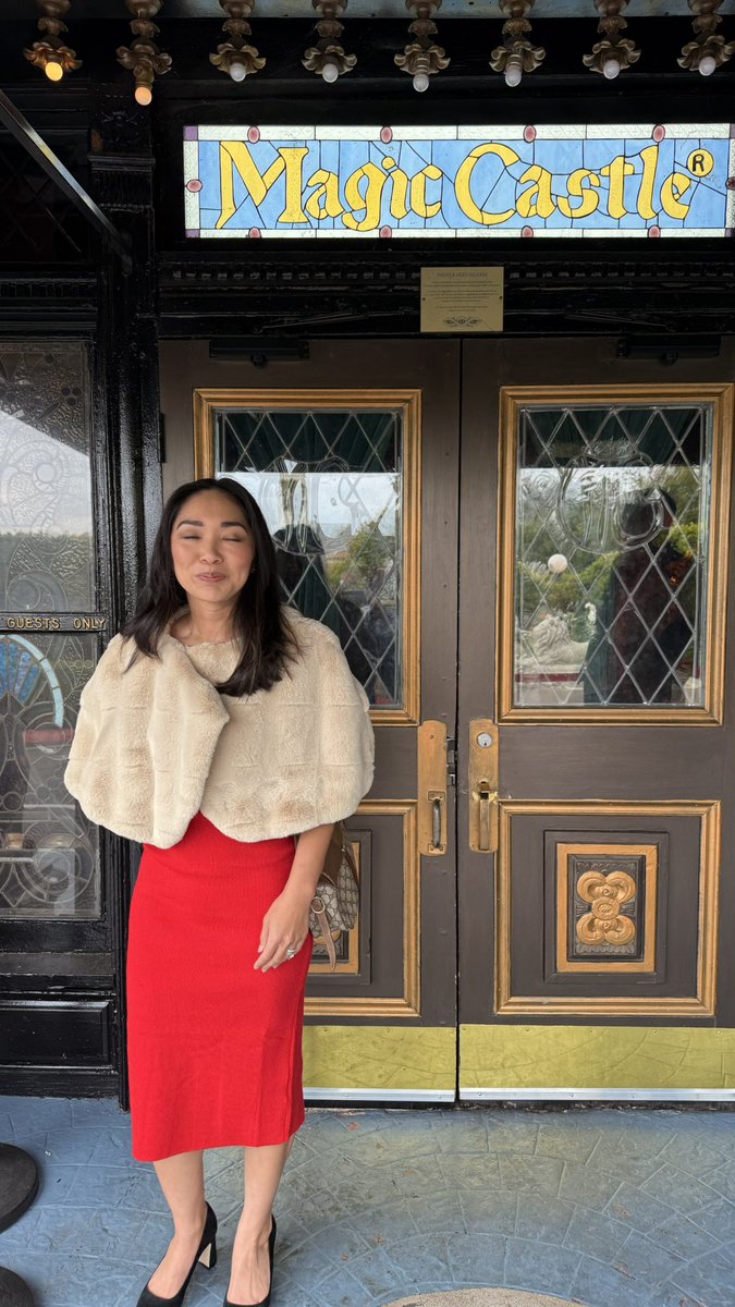 amandanat's tweet image. Me at Magic Castle:
Completely unable to take a decent photo, screaming like Lucille Bluth every 10 minutes.