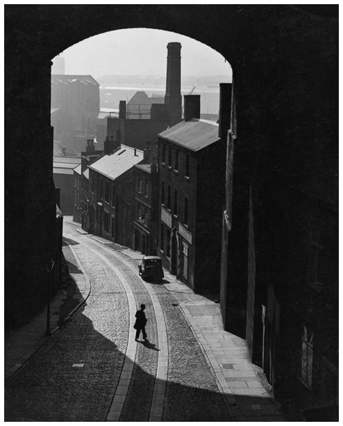 RaBeArt's tweet photo. Early London morning, in 1952. Photographer: Harry Morrison.
#Photo #HarryMorrison #London #Morning #streetphotography #urban https://t.co/1nD68Vkalf