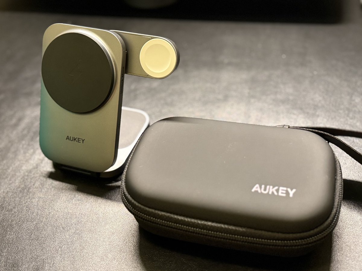 tnao's tweet photo. AUKEY（@AUKEY_jp ）のワイヤレス充電ステーション「MagFusion Z」なかなかカッコいい。
Qi2対応、折りたたみ式&amp;マグネット式で、Apple Watch充電にも対応してます。
#pr #AUKEY https://t.co/FydeuMnP8i