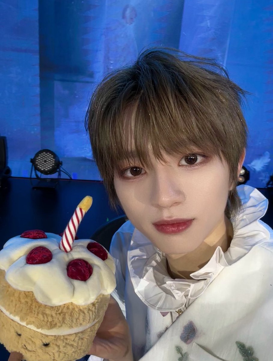 mmwinfin's tweet photo. went to his live concert in Guangzhou🥺brought this little bday cake to celebrate his 23rd✨
also here’s very important information: 
be sure to check out his dance cam he was just cute and sexy😭
#刘冠佑 #劉冠佑 #YooGwanWoo 
#유관우 https://t.co/1IYxCk0Du9
