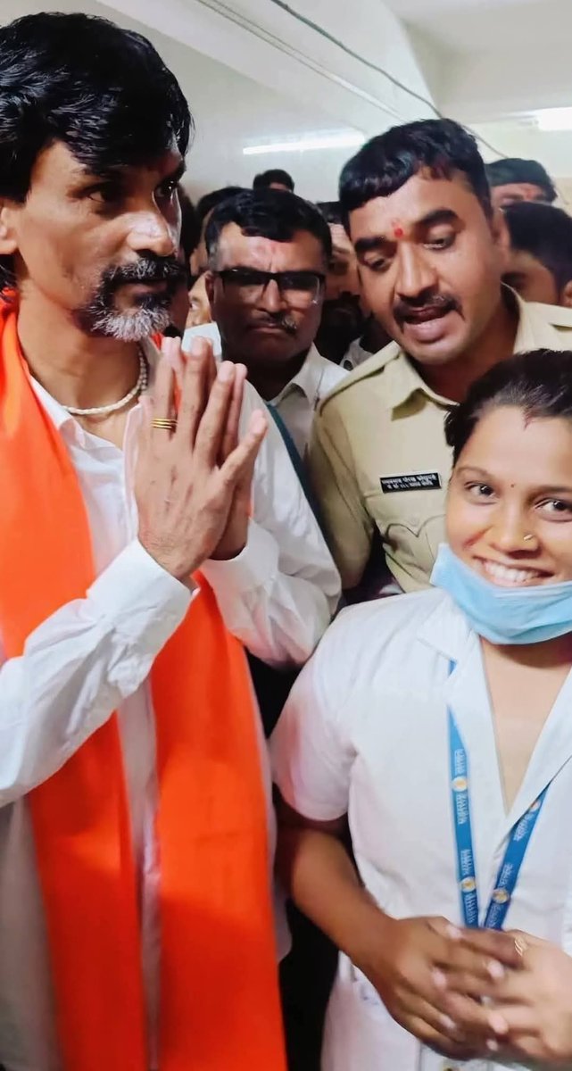 maratha_marathi's tweet photo. अंबाजोगाई हॉस्पिटल या ठिकाणी मनोज जरांगे पाटील 🚩शिवराज दिवटे यांना भेटण्यासाठी गेले असता त्या ठिकाणी तेथील डॉक्टर नर्स व स्टाफ ने मनोज जरांगे पाटलां सोबत फोटो घेण्याचा आग्रह केला 

दादांनी तो मान्य केला यावरूनच कळते की त्यांचं प्रामाणिकपणा लोकांच्या मनामनापर्यंत पोहोचला आहे🙏🏻🚩 https://t.co/UkKH5ER8qs