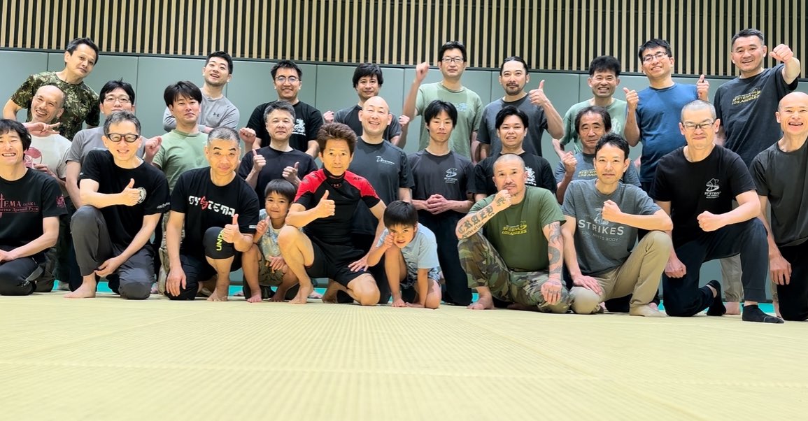 jBSzX6LoyCSfLO0's tweet photo. システマLA三谷インストラクターの東京セミナー。2日目（5/18）終了。
グラウンド三昧。足関節も。動きで処理。参加者の皆さん、お疲れ様でした。
今週末5/24(土)25(日)のセミナー後半もお楽しみに。
#コンバットシステマ #システマLA #システマ北千住 #ロシア武術システマ https://t.co/MUfdm6WAEs