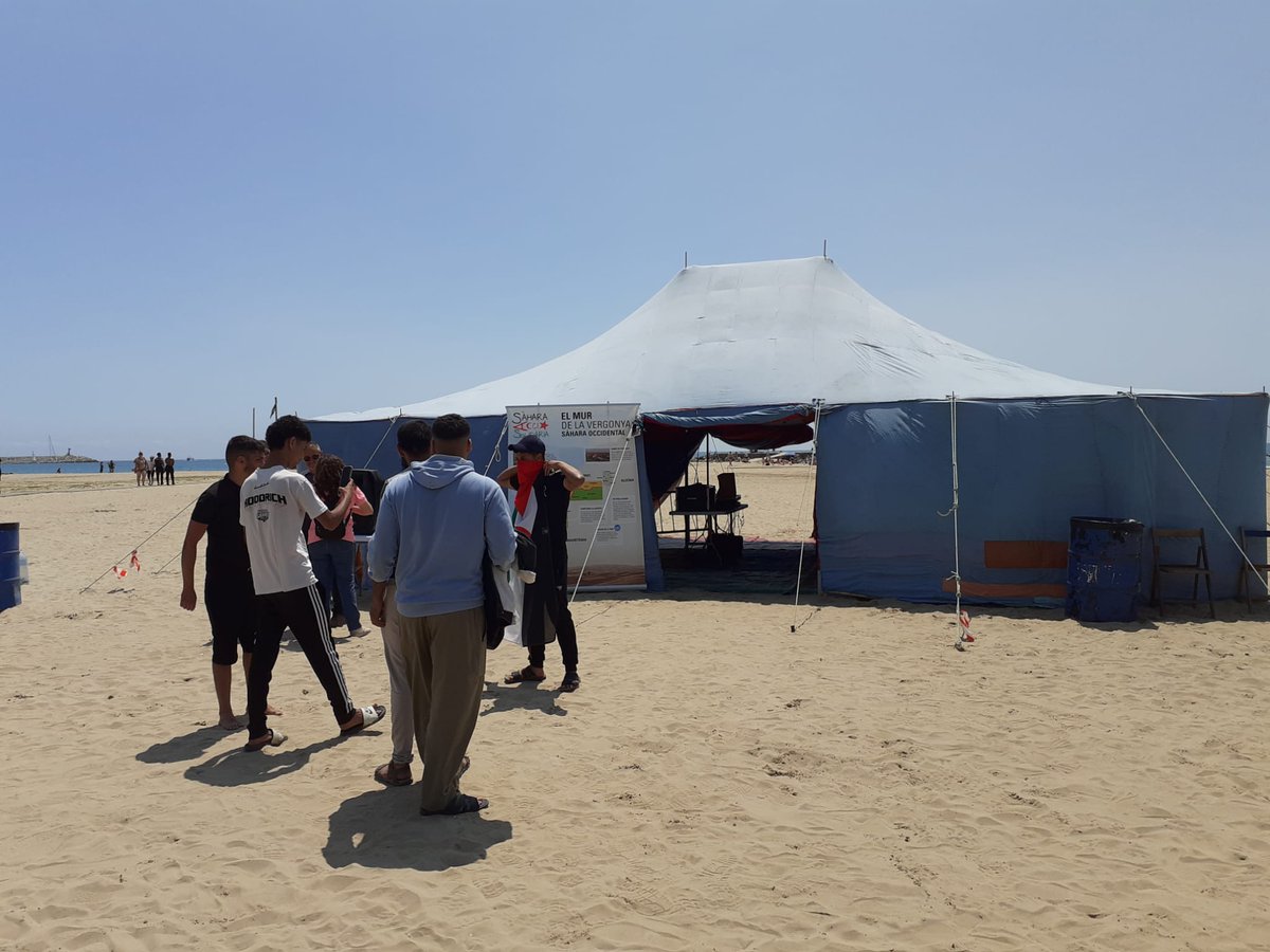 📜Lectura del manifest “Haimes per la llibertat del poble sahrauí” a la platja de Ribes Roges

⛺️Haimes per la llibertat és un acte reivindicatiu organitzat x Acció Solidària amb el Sàhara que aplega durant un cap de setmana sahrauís i amics del poble sahrauí a la platja de #VNG
