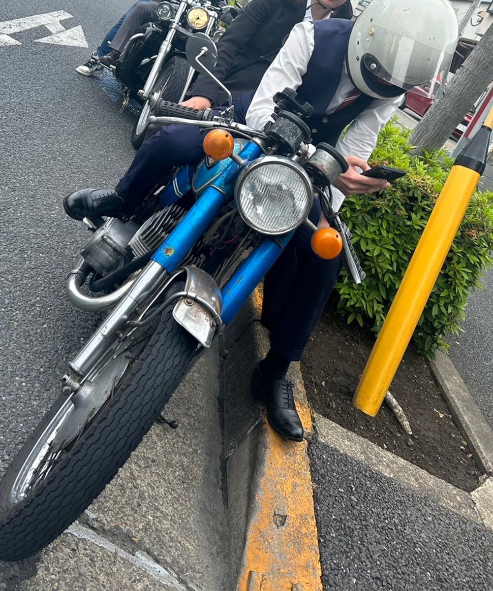 ntk3799's tweet photo. THE DISTUNGUIHED GENTLEMAN’S RIDE 2025
初参加！楽しかった😊
トライアンフの帽子ジャンケン大会で頂いた✌️
#triumph
#DGR2025 
#500ss 
#rd350
#yamahads6
#バイク好きな人と繋がりたい https://t.co/2Mz29iWwlP