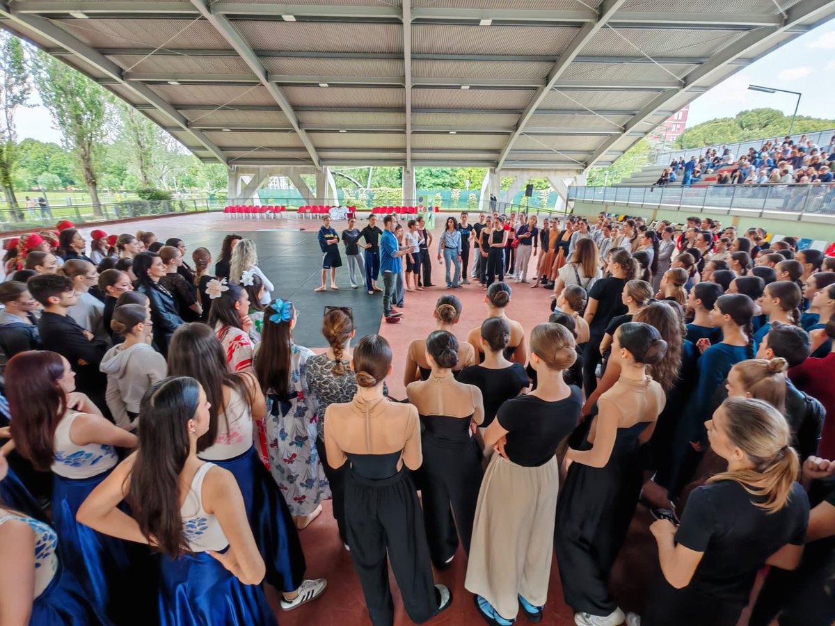 comunevenezia's tweet photo. 🩰 Pomeriggio all’insegna della #danza con “Happening”, l’iniziativa di Biennale Educational giunta alla sua terza edizione!

🤸🏻‍♀️ Sono 17 le scuole di danza del territorio che hanno vissuto un momento di confronto e scambio durante questo appuntamento, parte del programma “Parco aperto 2025”, esibendosi di fronte al pubblico del Pattinodromo Arcobaleno del Parco Albanese.

📌 Presente l’assessore alle Politiche educative @LauraBesio.