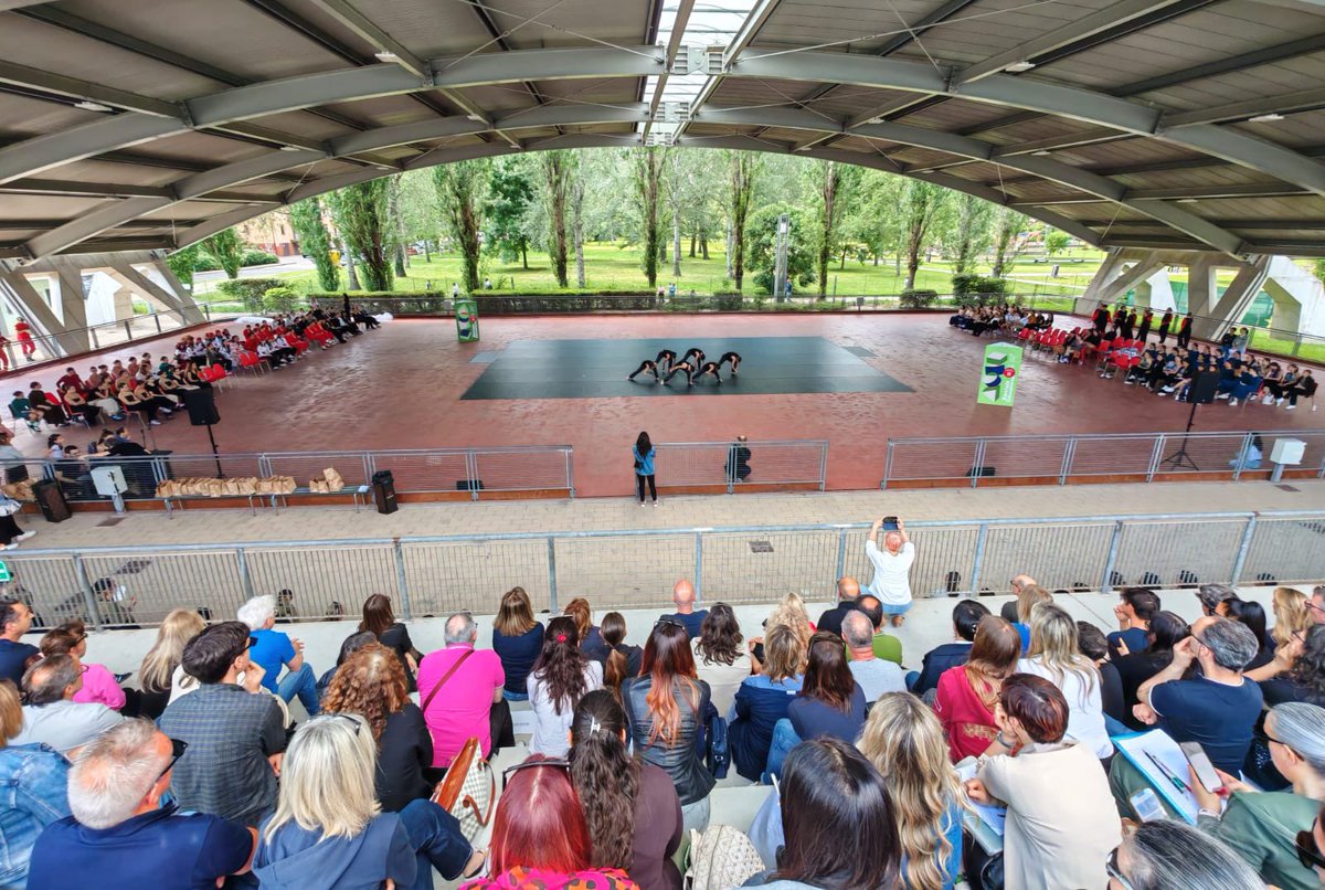 comunevenezia's tweet photo. 🩰 Pomeriggio all’insegna della #danza con “Happening”, l’iniziativa di Biennale Educational giunta alla sua terza edizione!

🤸🏻‍♀️ Sono 17 le scuole di danza del territorio che hanno vissuto un momento di confronto e scambio durante questo appuntamento, parte del programma “Parco aperto 2025”, esibendosi di fronte al pubblico del Pattinodromo Arcobaleno del Parco Albanese.

📌 Presente l’assessore alle Politiche educative @LauraBesio.